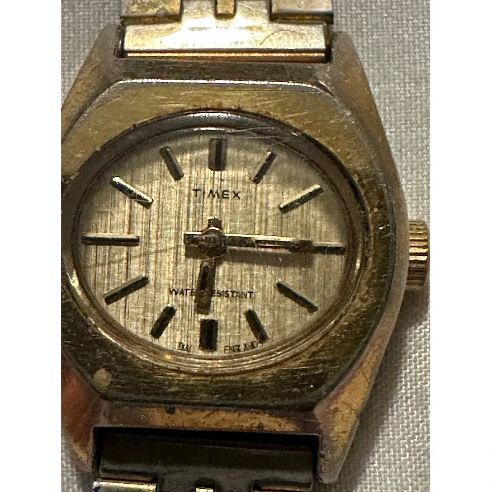 Vintage Timex Women's Watch Gold Tone Water Resistant‎ Analog Wristwatch
